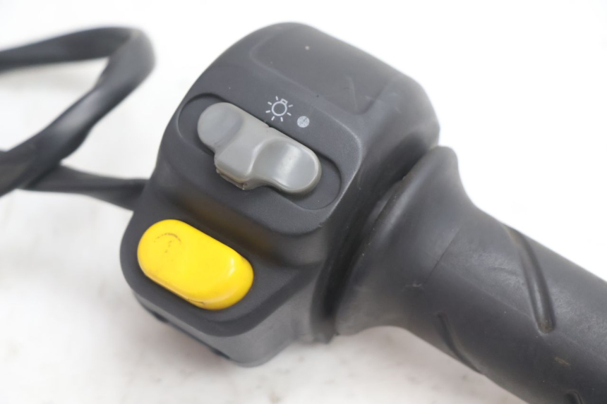 photo de RIGHT HANDLEBAR SWITCH PEUGEOT SPEEDFIGHT LC 50 (1996 - 2002) - Component detail
