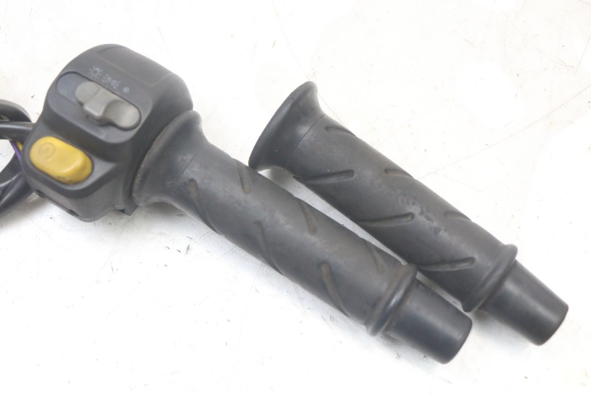 photo de RIGHT HANDLEBAR SWITCH PEUGEOT SPEEDFIGHT 100 (1997 - 2007) - Component detail