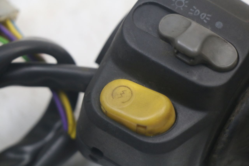 photo de RIGHT HANDLEBAR SWITCH PEUGEOT SPEEDFIGHT 100 (1997 - 2007) - Alternative perspective