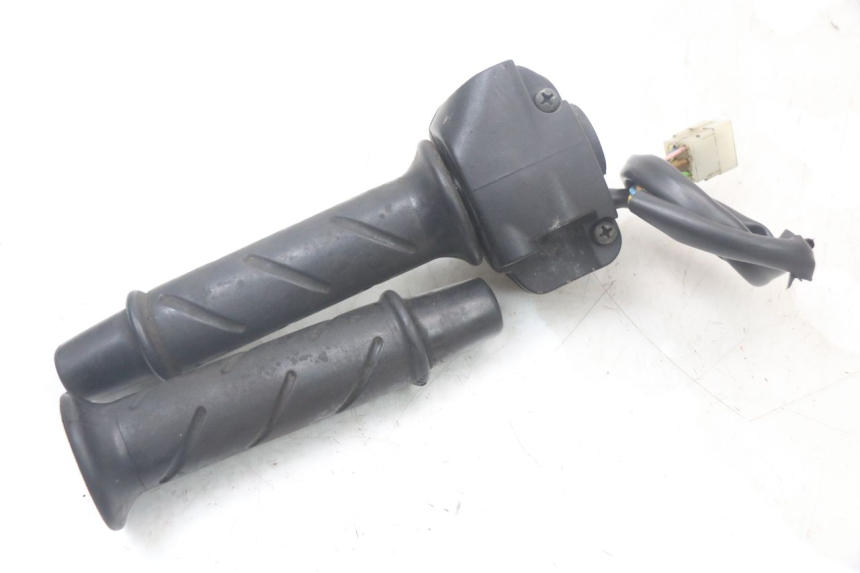 photo de RIGHT HANDLEBAR SWITCH PEUGEOT SPEEDFIGHT 100 (1997 - 2007) - Surface and material condition
