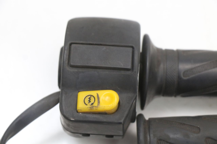 photo de RIGHT SWITCH PEUGEOT STREETZONE 2T 50 (2014 - 2019) - Zoom on usage condition