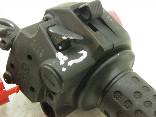 photo de RIGHT SWITCH SYM GTS 125 (2005 - 2008) - Alternative perspective