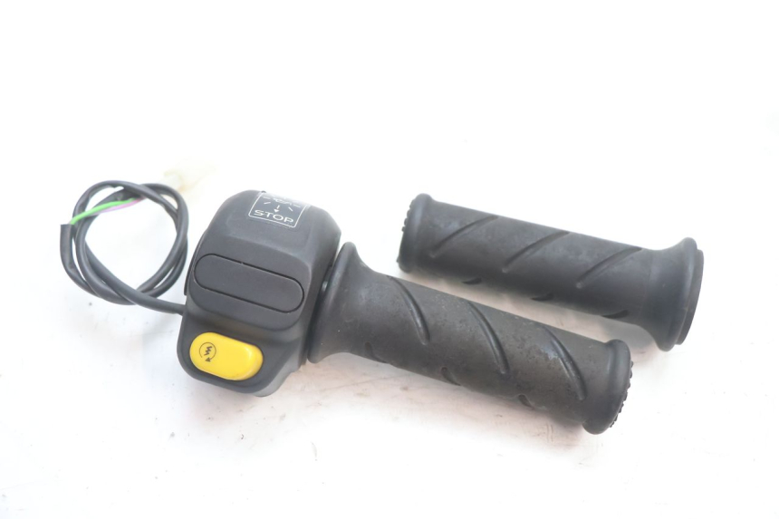 photo de RIGHT HANDLEBAR SWITCH PEUGEOT TKR TREKKER FURIOUS 50 (2005 - 2014) - Main view