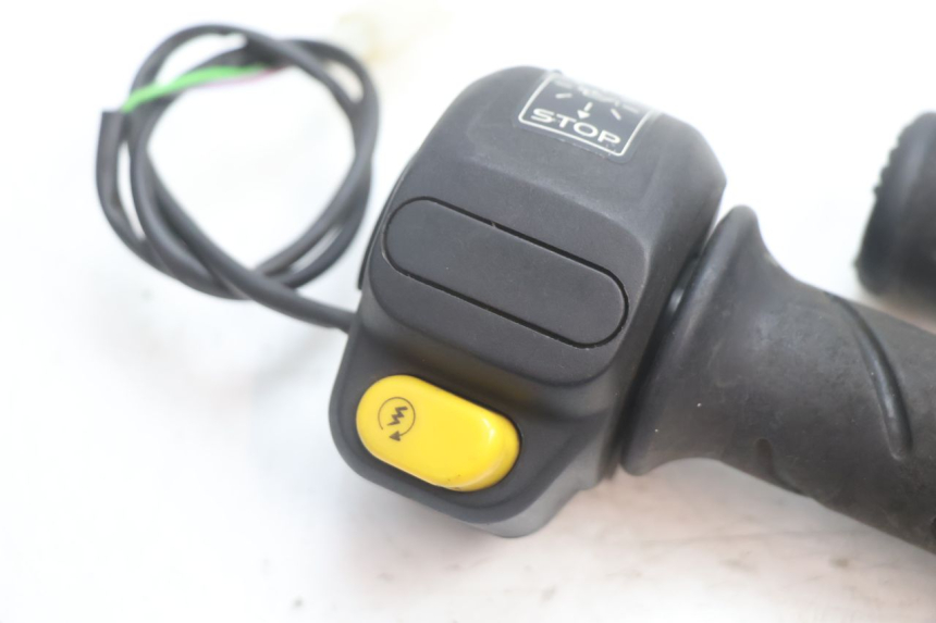 photo de RIGHT HANDLEBAR SWITCH PEUGEOT TKR TREKKER FURIOUS 50 (2005 - 2014) - Zoom on usage condition