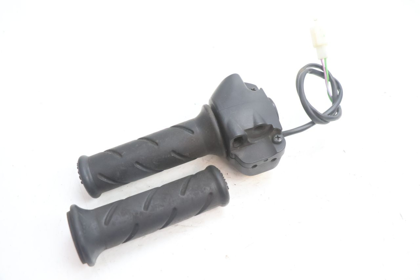 photo de RIGHT HANDLEBAR SWITCH PEUGEOT TKR TREKKER FURIOUS 50 (2005 - 2014) - Technical close-up
