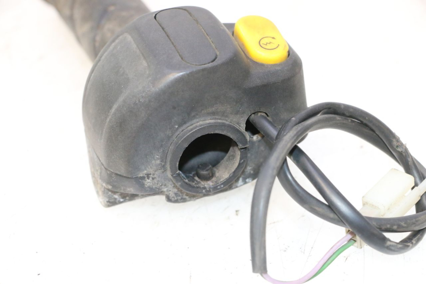 photo de RIGHT HANDLEBAR SWITCH PEUGEOT TKR TREKKER FURIOUS 50 (2005 - 2014) - Surface and material condition