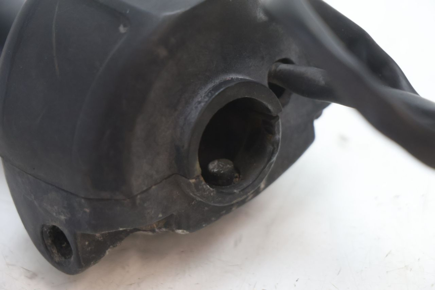 photo de RIGHT HANDLEBAR SWITCH PEUGEOT TREKKER 50 (1995 - 2004) - Fixing points details