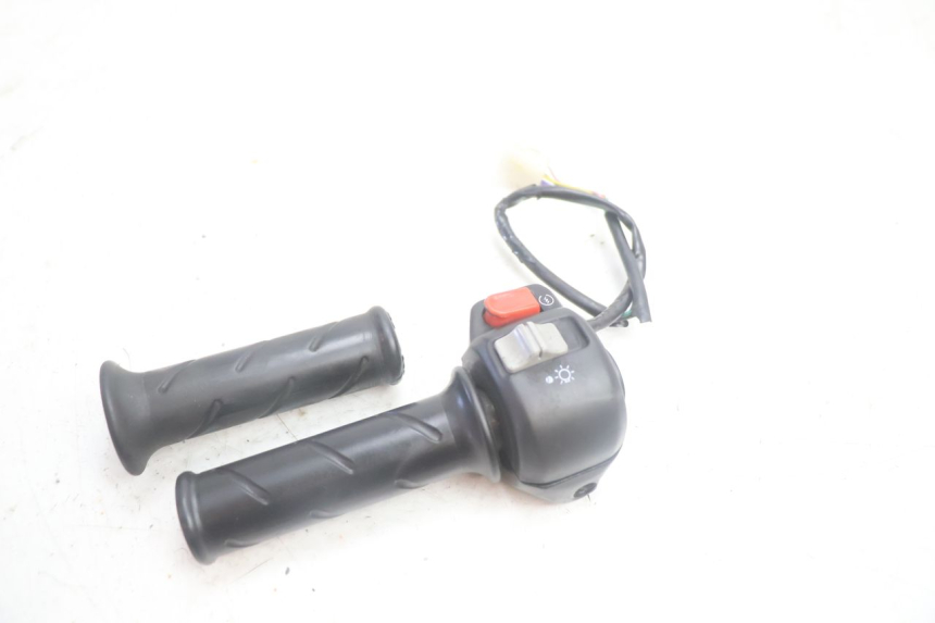 photo de RIGHT HANDLEBAR SWITCH PEUGEOT TREKKER 50 (1995 - 2004) - Alternative perspective