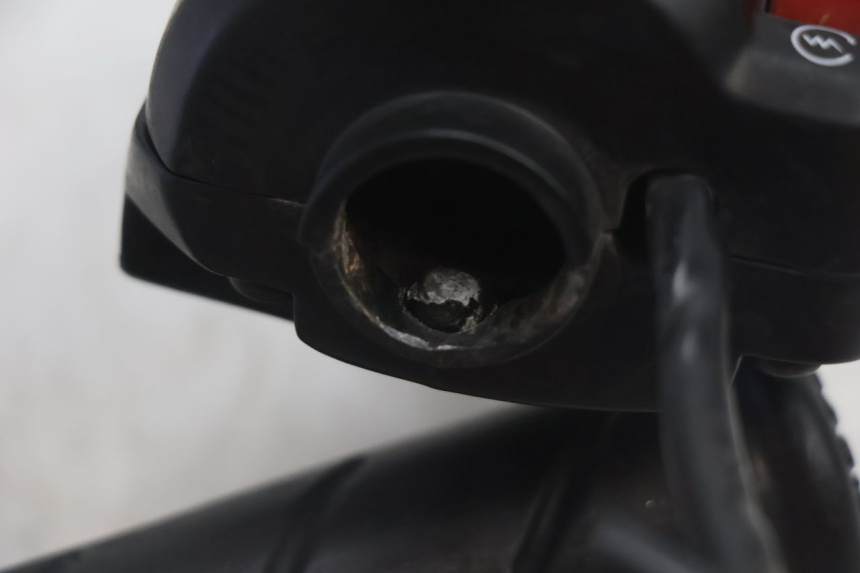 photo de RIGHT HANDLEBAR SWITCH PEUGEOT TREKKER 50 (1995 - 2004) - Fixing points details