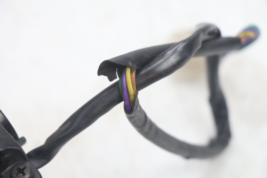 photo de RIGHT HANDLEBAR SWITCH PEUGEOT TREKKER 50 (1995 - 2004) - Surface and material condition