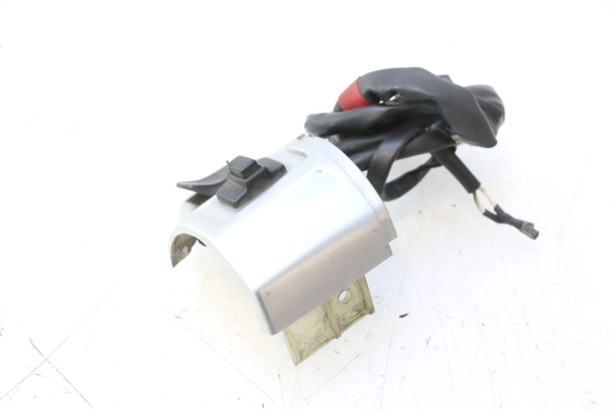photo de RIGHT HANDLEBAR SWITCH PIAGGIO VESPA PRIMAVERA 2T 50 (2013 - 2018) - Component detail