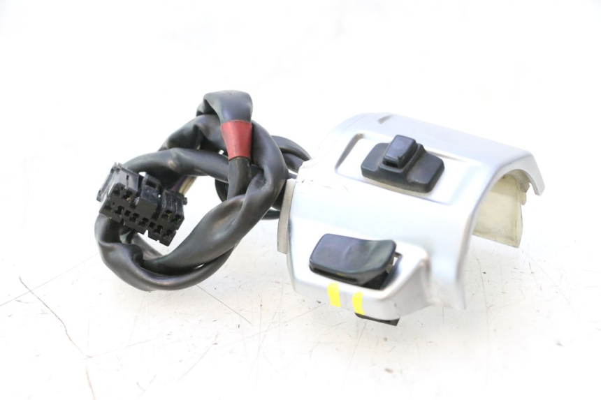 photo de RIGHT HANDLEBAR SWITCH PIAGGIO VESPA PRIMAVERA 2T 50 (2013 - 2018) - Technical close-up