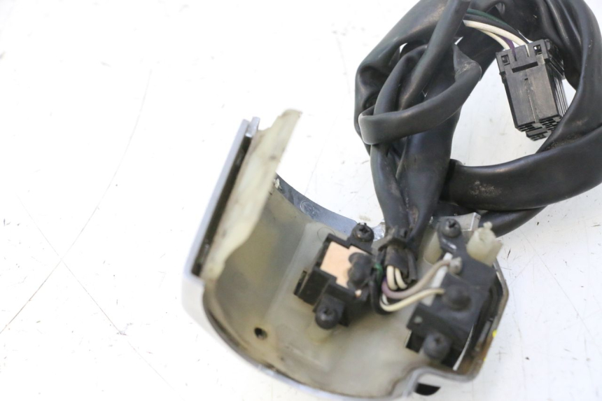 photo de RIGHT HANDLEBAR SWITCH PIAGGIO VESPA PRIMAVERA 2T 50 (2013 - 2018) - Surface and material condition