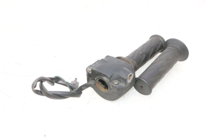photo de RIGHT HANDLEBAR SWITCH PEUGEOT VIVACITY NEW 2T 50 (2008 - 2017) - Zoom on usage condition