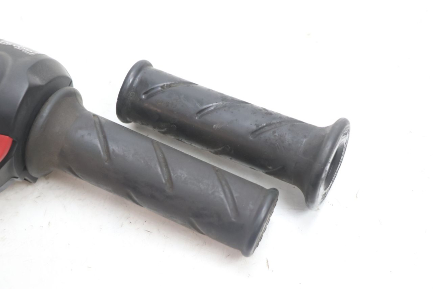 photo de RIGHT HANDLEBAR SWITCH PEUGEOT VIVACITY 50 (2004 - 2009) - Zoom on usage condition