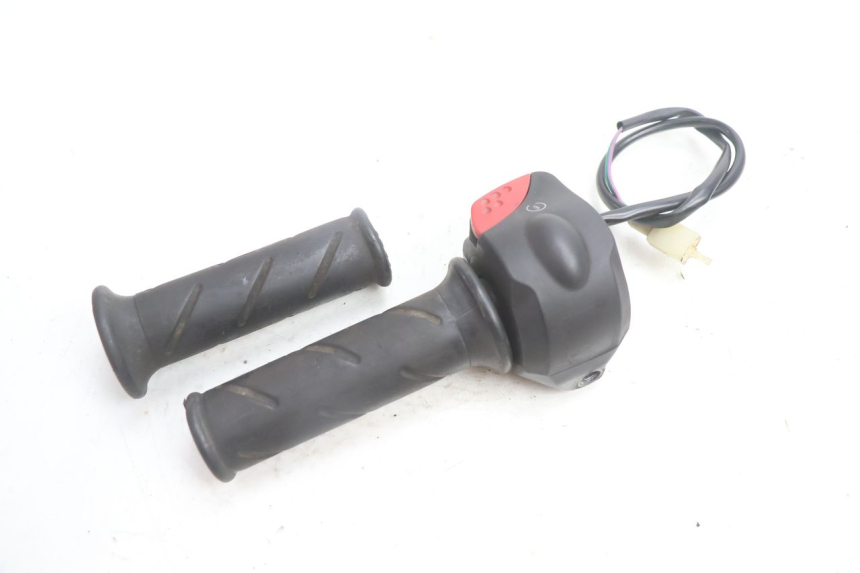 photo de RIGHT HANDLEBAR SWITCH PEUGEOT VIVACITY 50 (2004 - 2009) - Zoom on usage condition
