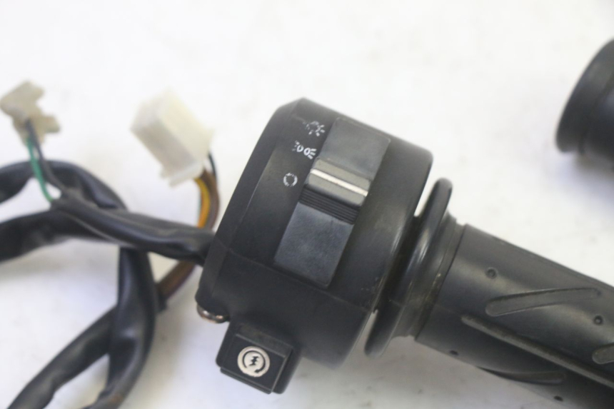 photo de RIGHT HANDLEBAR SWITCH DAELIM VJ ROADWIN FI 125 (2008 - 2017) - Component detail