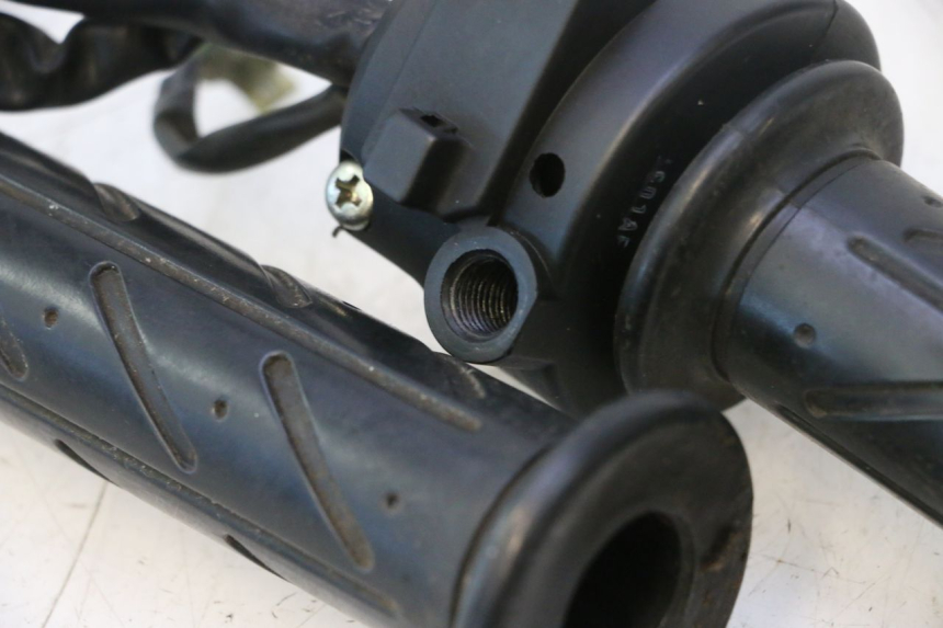 photo de RIGHT SWITCH DAELIM VJ ROADWIN 125 (2004 - 2007) - Fixing points details