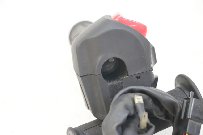 photo de RIGHT HANDLEBAR SWITCH YAMAHA XMAX X-MAX ABS 125 (2017 - 2020) - Zoom on usage condition