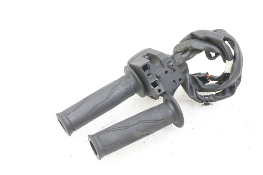 photo de RIGHT HANDLEBAR SWITCH YAMAHA XMAX X-MAX ABS 125 (2017 - 2020) - Alternative perspective