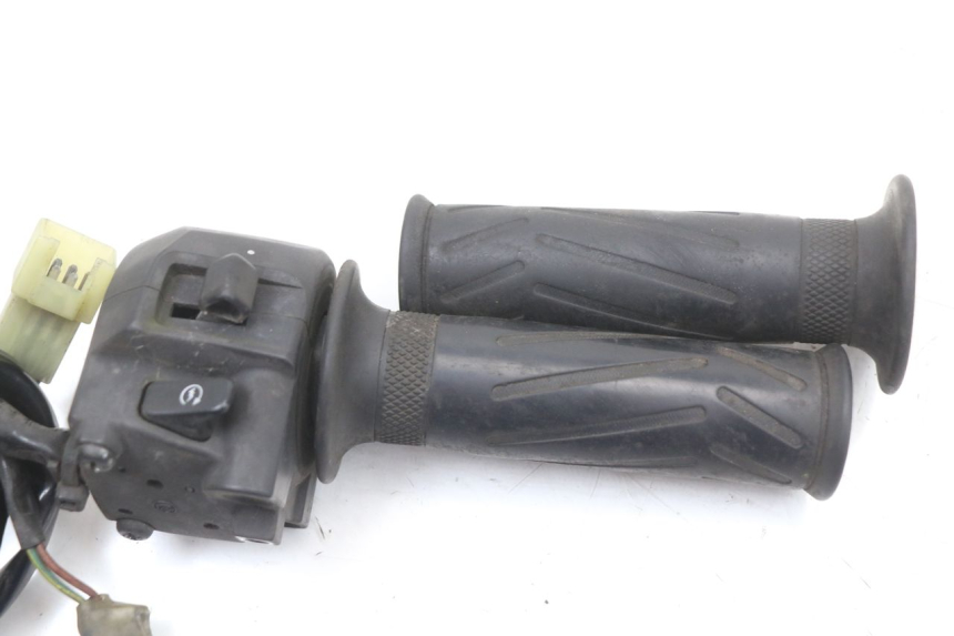 photo de RIGHT HANDLEBAR SWITCH YAMAHA X-MAX XMAX 125 (2010 - 2013) - Alternative perspective