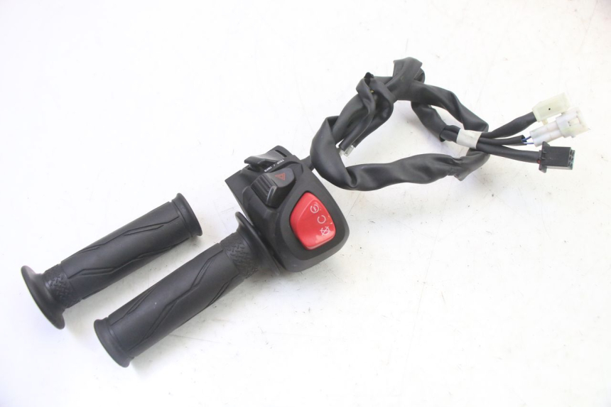 photo de RIGHT SWITCH YAMAHA XMAX X-MAX 125 (2021 - 2025) - Alternative perspective