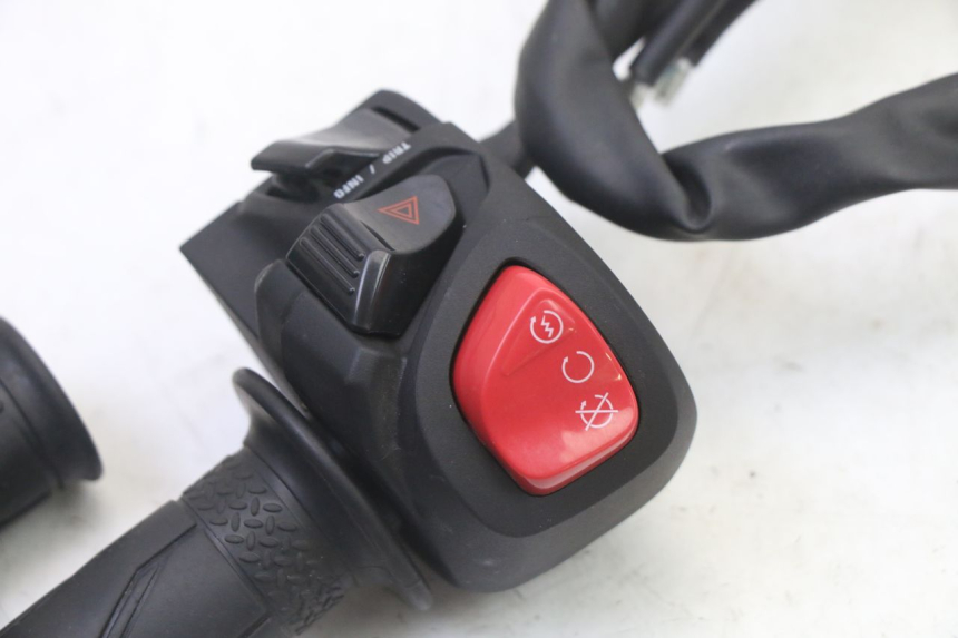 photo de RIGHT SWITCH YAMAHA XMAX X-MAX 125 (2021 - 2025) - Technical close-up