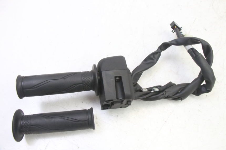 photo de RIGHT SWITCH YAMAHA XMAX X-MAX 125 (2021 - 2025) - Product overview