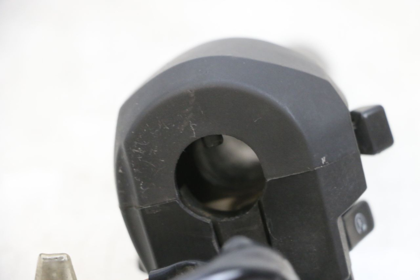 photo de RIGHT HANDLEBAR SWITCH YAMAHA X-MAX XMAX 125 (2010 - 2013) - Zoom on usage condition