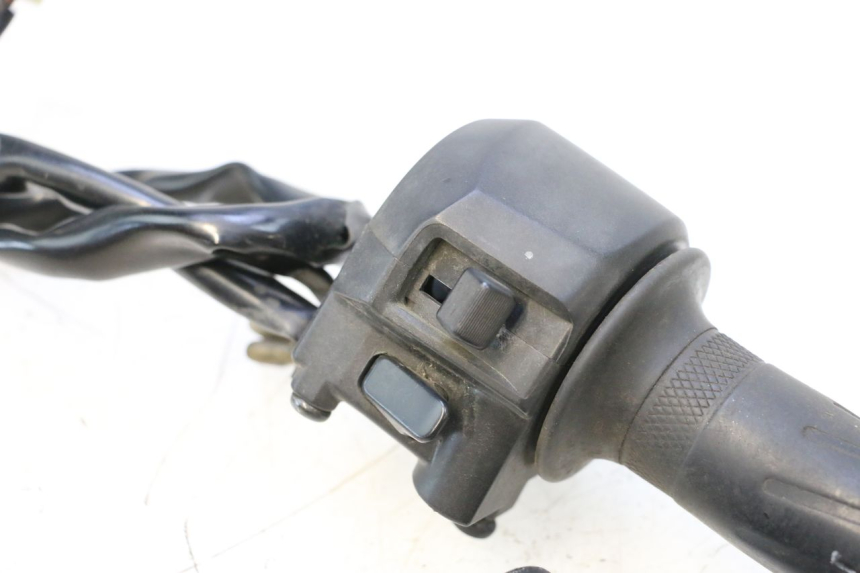 photo de RIGHT HANDLEBAR SWITCH YAMAHA X-MAX XMAX 125 (2010 - 2013) - Zoom on usage condition