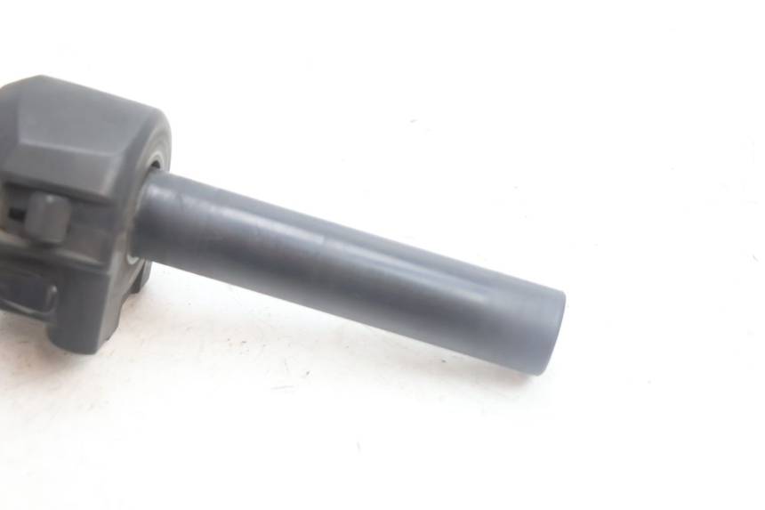photo de RIGHT HANDLEBAR SWITCH YAMAHA X-MAX XMAX 125 (2010 - 2013) - Zoom on usage condition
