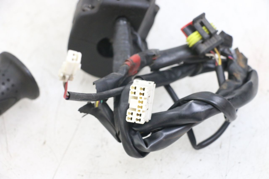 photo de RIGHT HANDLEBAR SWITCH PIAGGIO X10 125 (2012 - 2017) - Zoom on usage condition