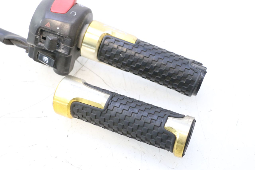photo de RIGHT SWITCH YAMAHA XP T-MAX ABS 500 (2005 - 2005) - Alternative perspective