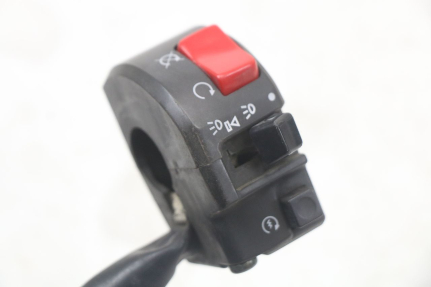 photo de RIGHT HANDLEBAR SWITCH YAMAHA FJR ABS 1300 (2006 - 2012) - Zoom on usage condition