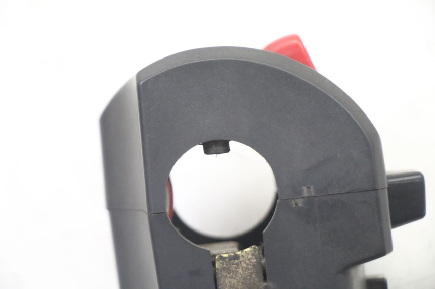 photo de RIGHT HANDLEBAR SWITCH YAMAHA FZS FAZER 600 (2001 - 2003) - Fixing points details