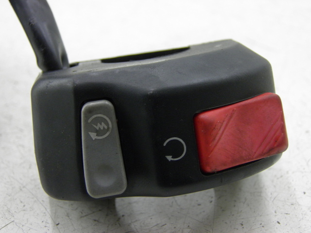 photo de RIGHT SWITCH YAMAHA TDM 900 (2004 - 2006) - Alternative perspective