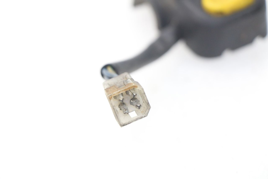 photo de RIGHT HANDLEBAR SWITCH YAMAHA YP MAJESTY 125 (1998 - 2001) - Zoom on usage condition