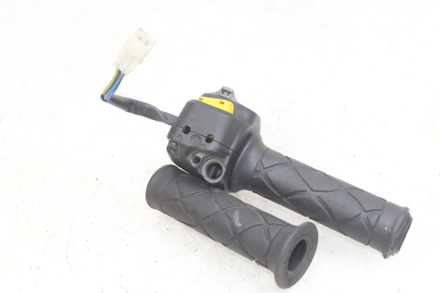 photo de RIGHT HANDLEBAR SWITCH YAMAHA YP MAJESTY 125 (1998 - 2001) - Component detail