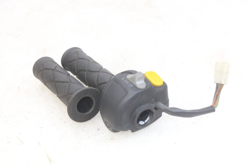 photo de RIGHT HANDLEBAR SWITCH YAMAHA YP MAJESTY 125 (1998 - 2001) - Zoom on usage condition