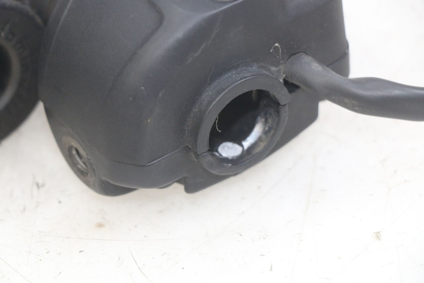 photo de RIGHT HANDLEBAR SWITCH YAMAHA YP MAJESTY 125 (1998 - 2001) - Alternative perspective