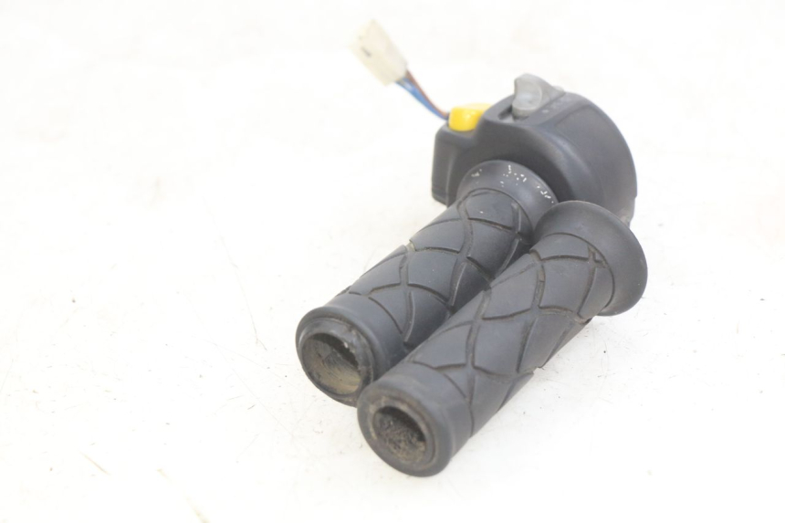 photo de RIGHT HANDLEBAR SWITCH YAMAHA YP MAJESTY 125 (1998 - 2001) - Technical close-up