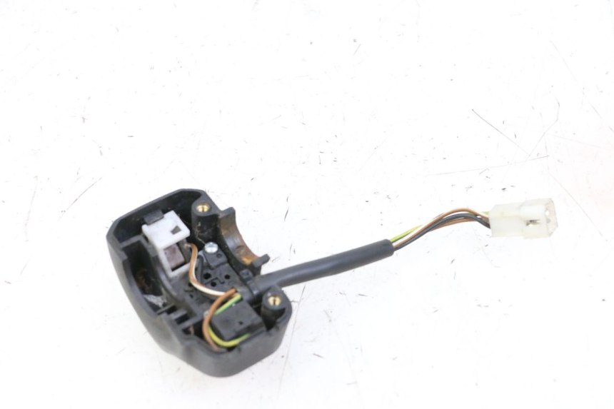 photo de RIGHT HANDLEBAR SWITCH YAMAHA YP MAJESTY 125 (2002 - 2006) - Zoom on usage condition