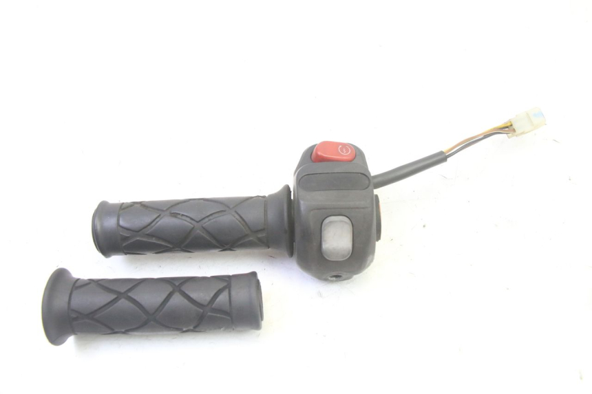 photo de RIGHT HANDLEBAR SWITCH YAMAHA YP MAJESTY 125 (2007 - 2010) - Alternative perspective