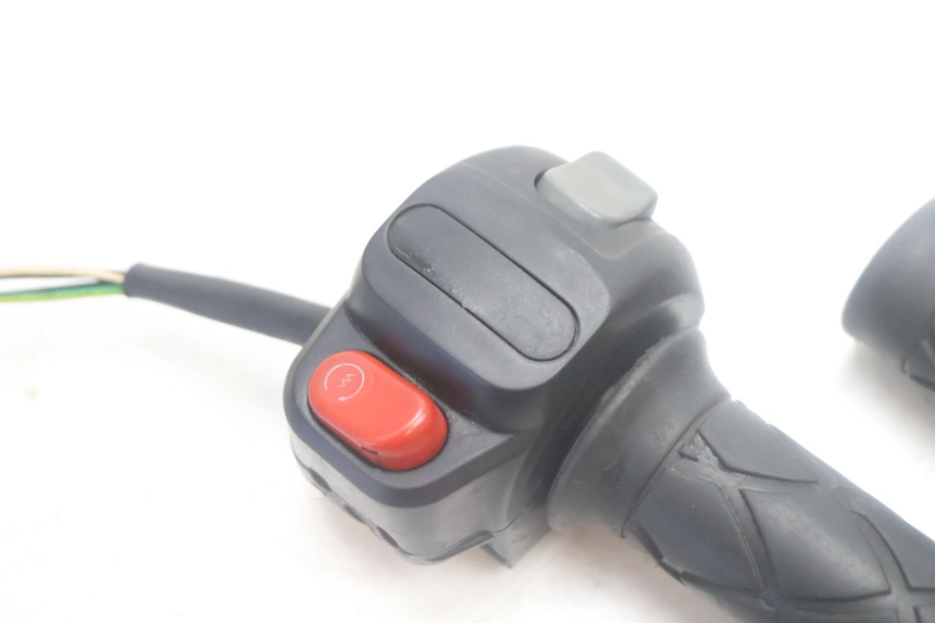 photo de RIGHT HANDLEBAR SWITCH YAMAHA YP MAJESTY 125 (2007 - 2010) - Zoom on usage condition