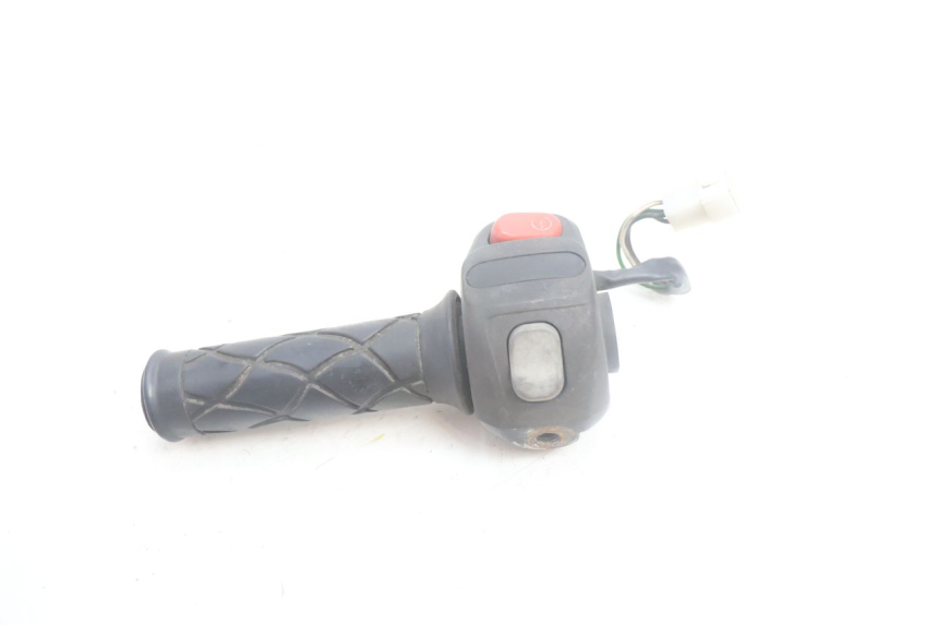 photo de RIGHT HANDLEBAR SWITCH YAMAHA YP MAJESTY 125 (2002 - 2006) - Zoom on usage condition