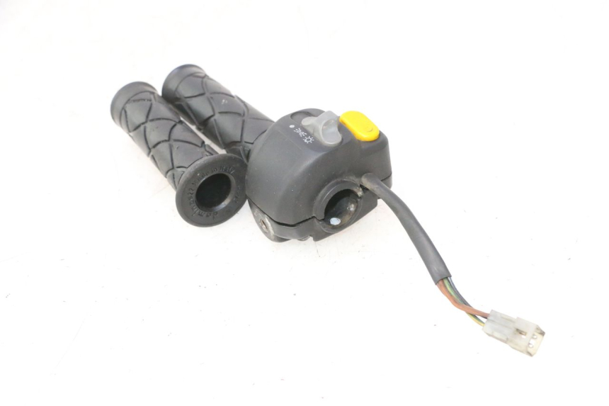 photo de RIGHT HANDLEBAR SWITCH YAMAHA YP MAJESTY 125 (1998 - 2001) - Technical close-up