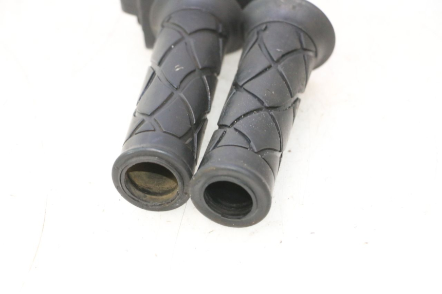 photo de RIGHT HANDLEBAR SWITCH YAMAHA YP MAJESTY 125 (1998 - 2001) - Surface and material condition