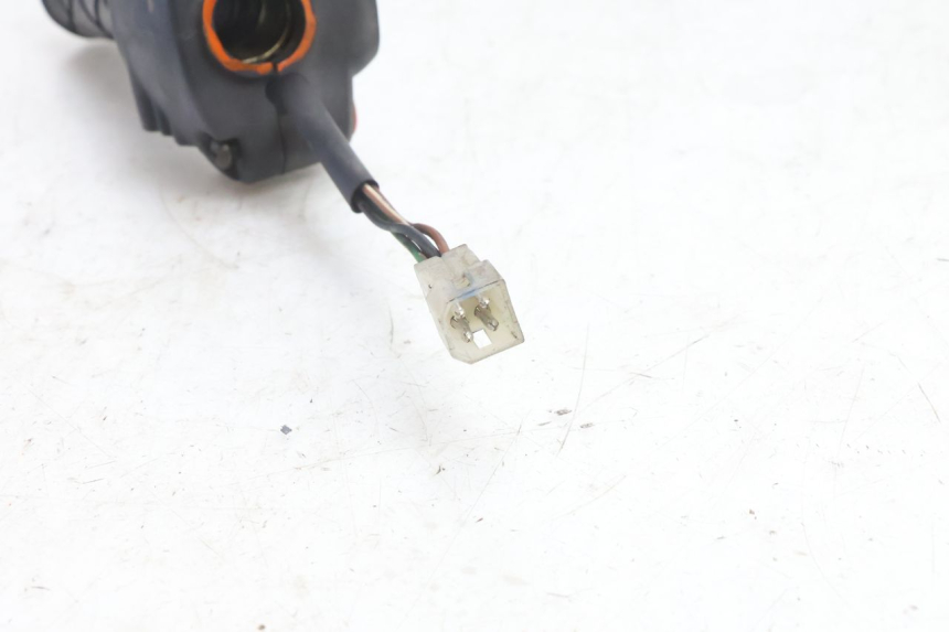 photo de RIGHT HANDLEBAR SWITCH YAMAHA YP MAJESTY 125 (2007 - 2010) - Technical close-up
