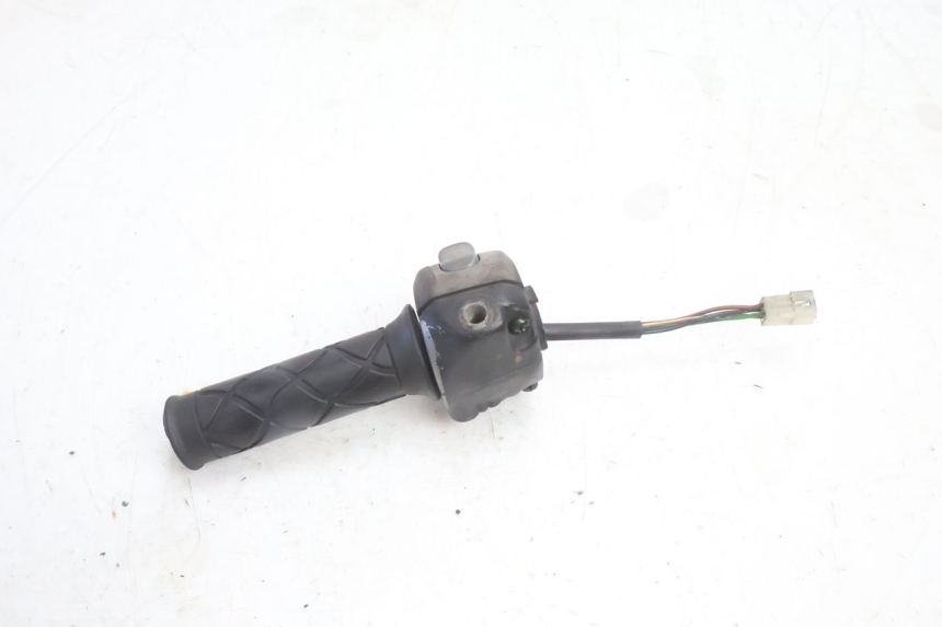 photo de RIGHT HANDLEBAR SWITCH YAMAHA YP MAJESTY 125 (2007 - 2010) - Fixing points details