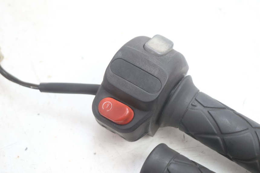photo de RIGHT HANDLEBAR SWITCH YAMAHA YP MAJESTY 125 (2002 - 2006) - Component detail